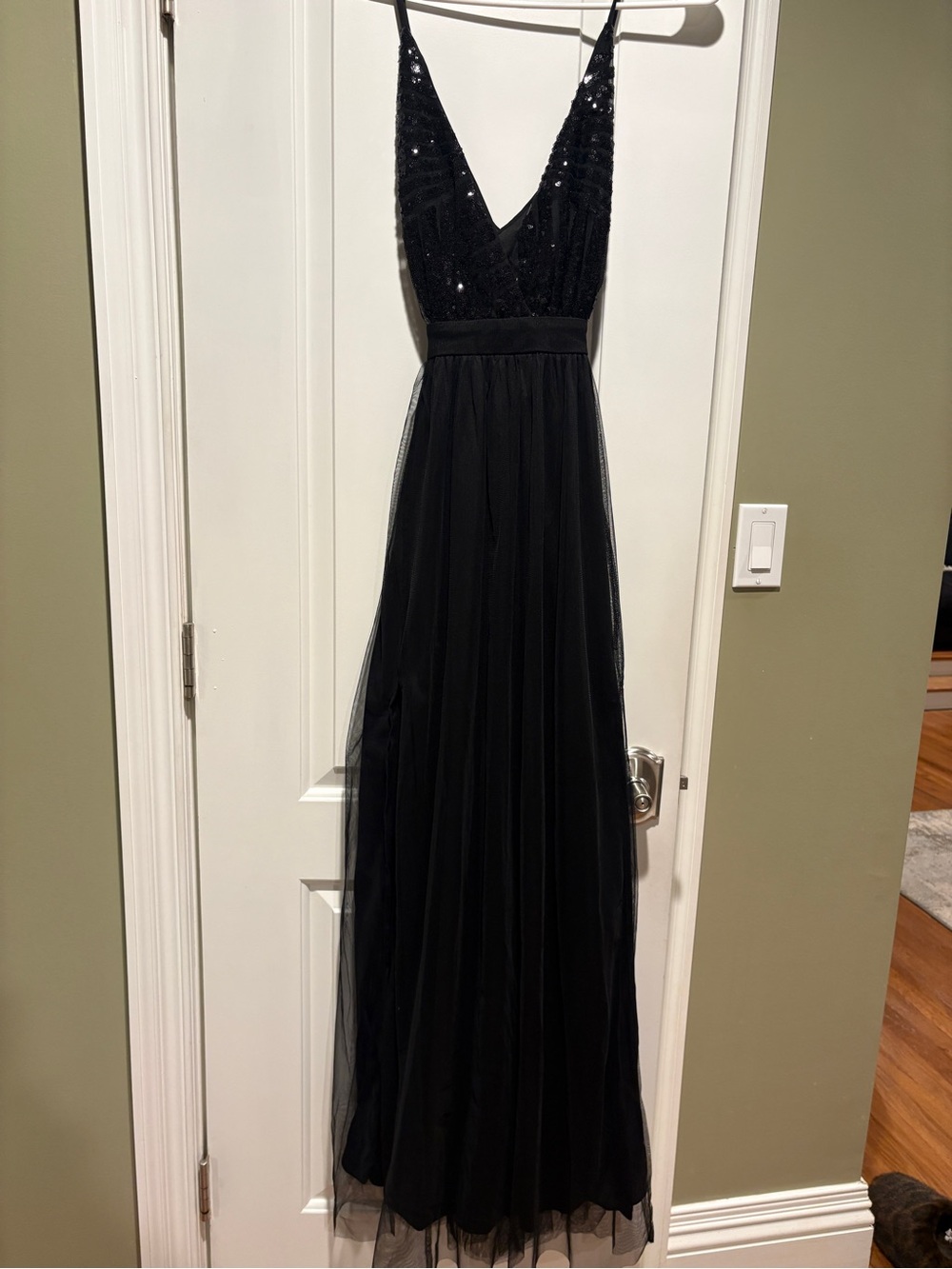Elegant Black Sequin V-Neck Maxi Dress with Tulle overlay